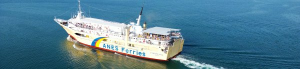 Die konventionelle Fähre Agios Nektarios von ANES Ferries verlässt den Hafen von Volos
