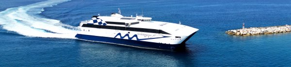 Le ferry à grande vitesse World Champion jet de la compagnie Seajets ferry arrive dans le port de Naxos