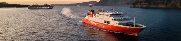 Il traghetto convenzionale Dionysios Solomos di Zante Ferries in arrivo nel porto di Santorini