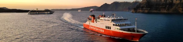 Le ferry Dionysios Solomos arrivant à Santorin pendant le coucher du soleil