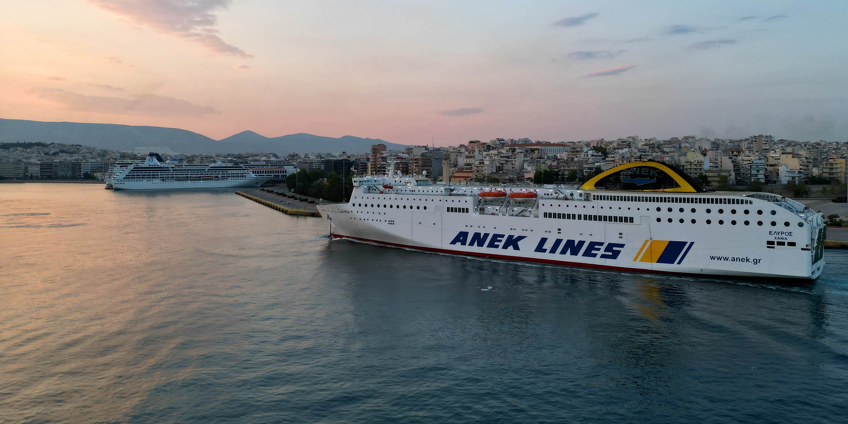 Il traghetto convenzionale Elyros nel porto del Pireo, pronto per la partenza verso la città di Chania, a Creta