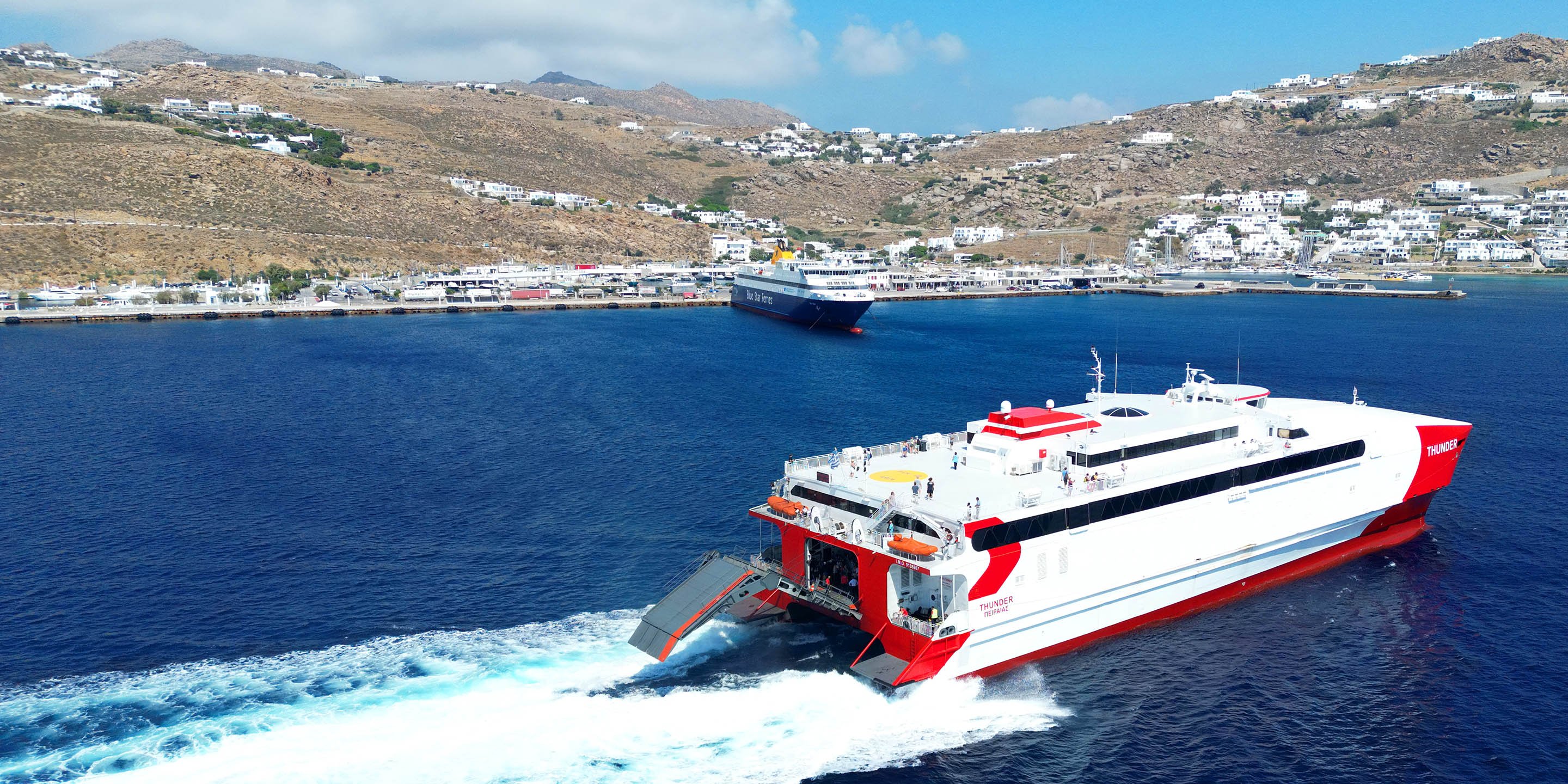 Die Hochgeschwindigkeitsfähre Thunder erreicht den neuen Hafen von Mykonos von Athen aus
