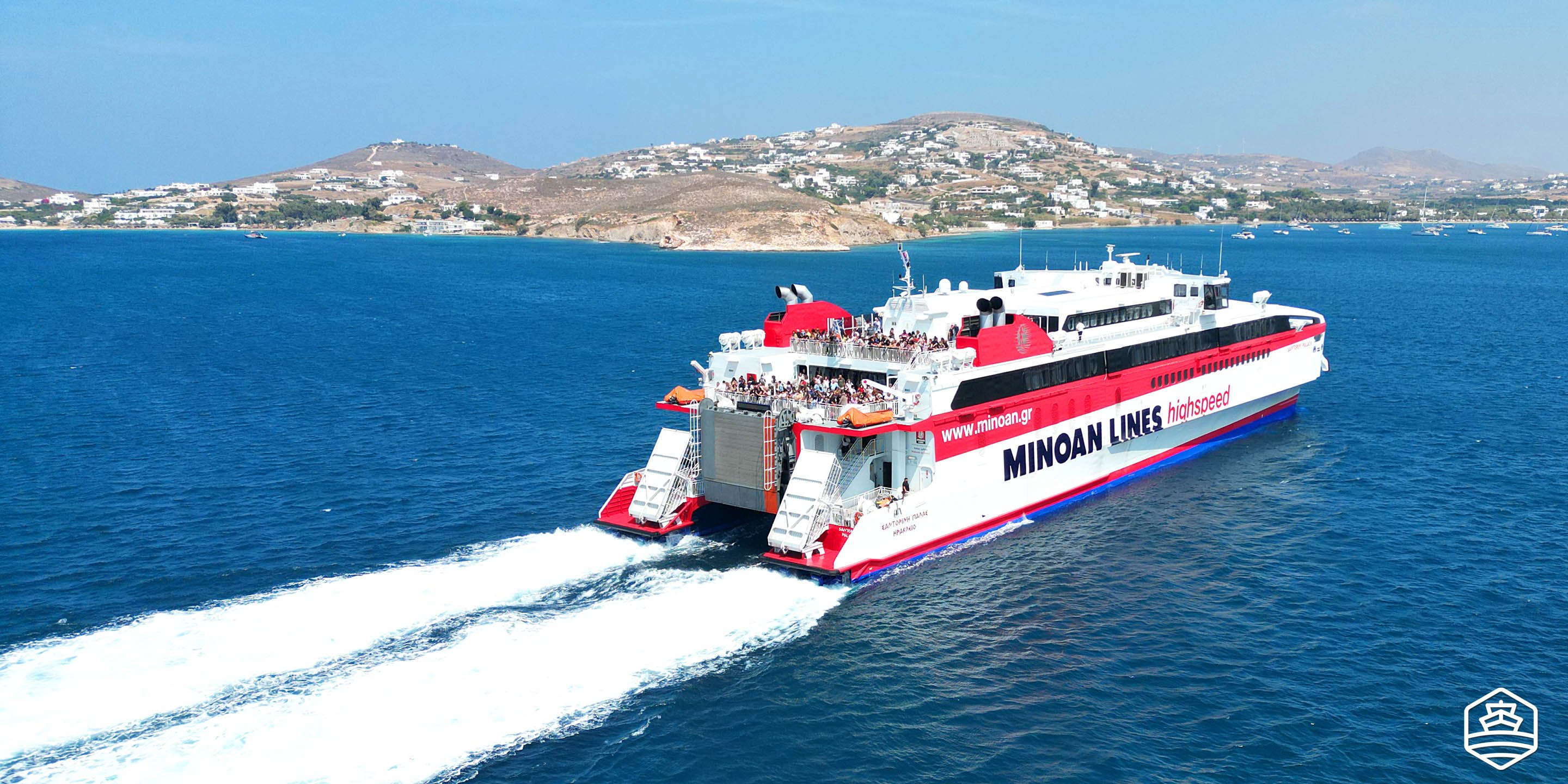 Die Hochgeschwindigkeitsfähre Santorini Palace bei der Ankunft im Hafen von Paros aus Athen