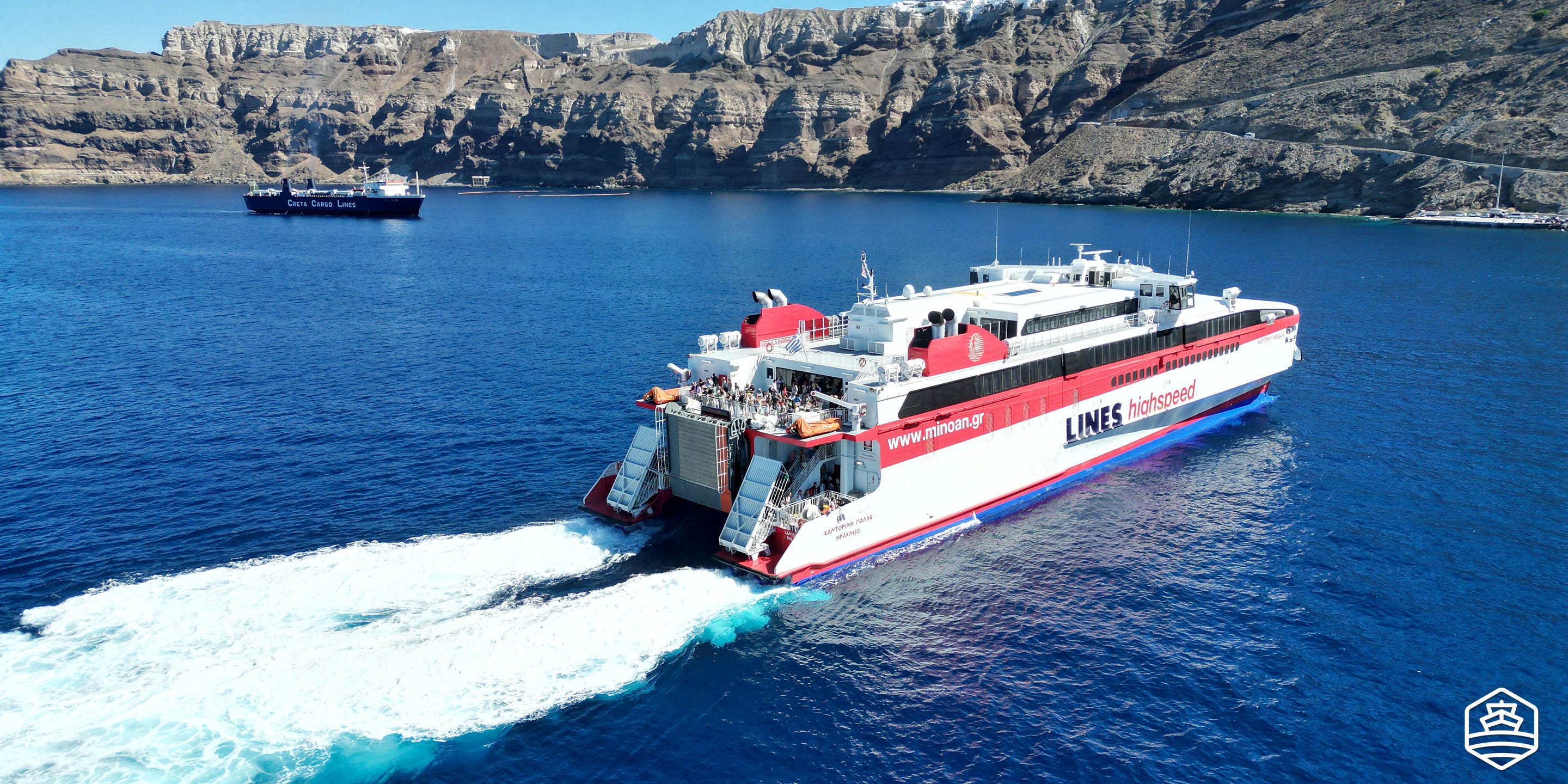 Die Hochgeschwindigkeitsfähre Santorini Palace von Minoan Lines kommt im Hafen von Athinios von Heraklion auf Kreta an