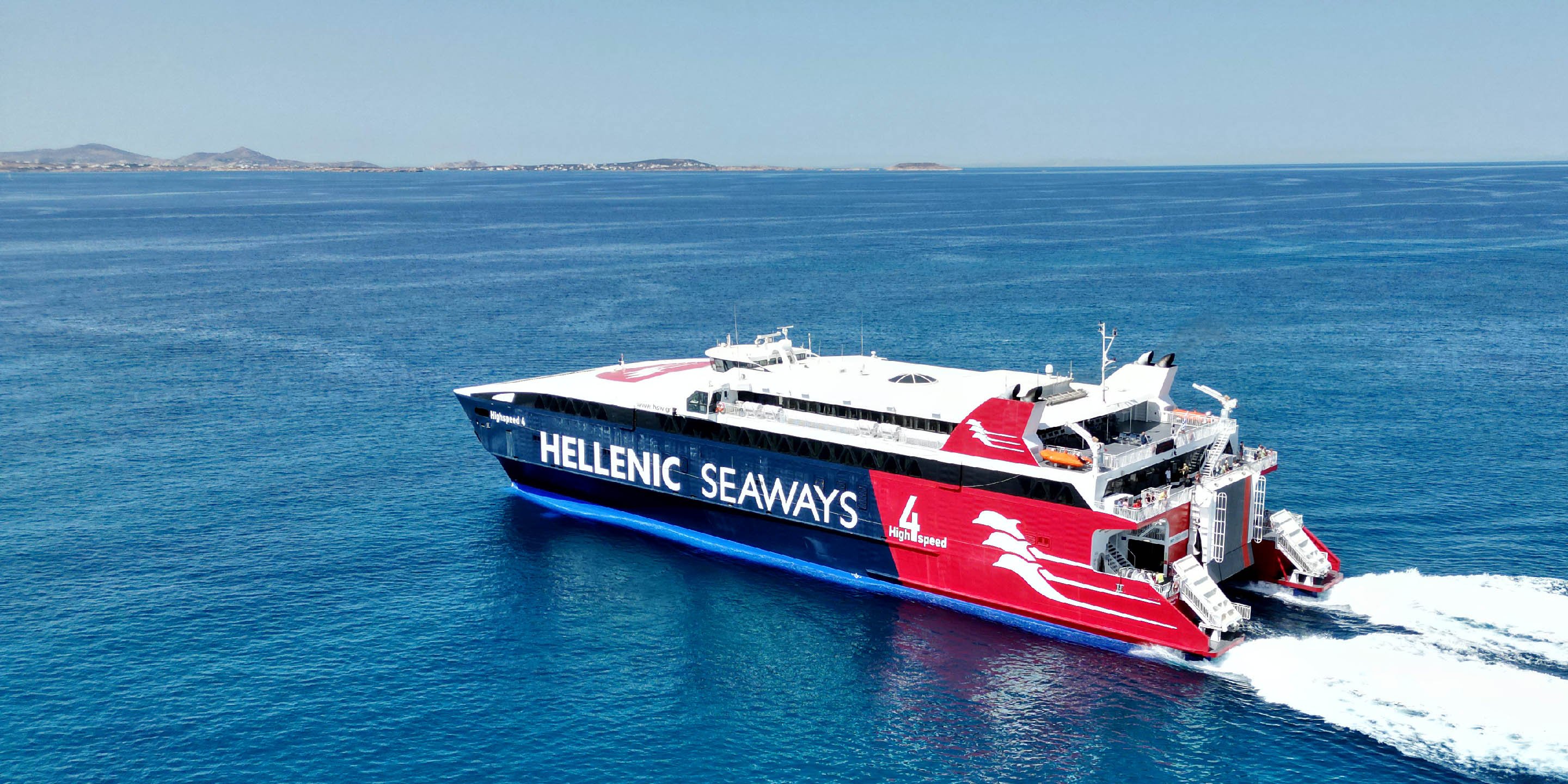 Il traghetto ad alta velocità Highspeed 4 di Hellenic seaways in partenza dal porto di Naxos per Paros