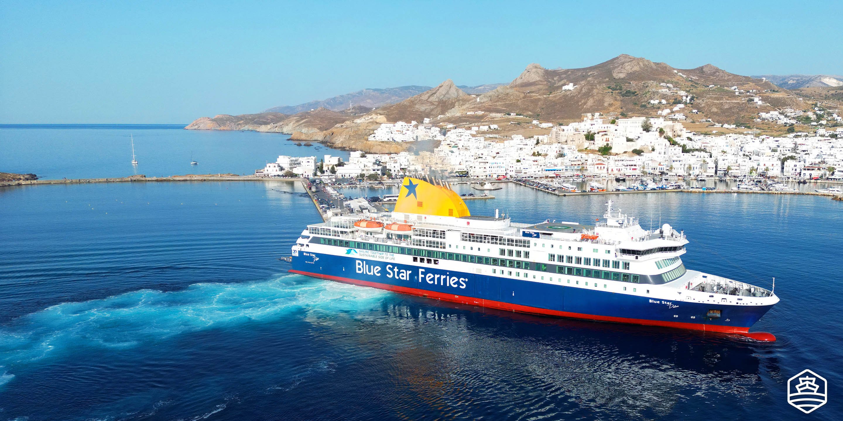 Il traghetto convenzionale Blue Star Delos in arrivo a Naxos dai porti di Atene e Paros