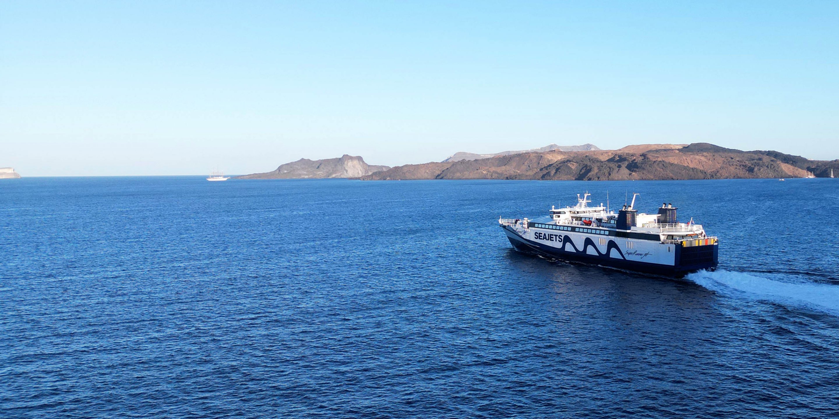 Il traghetto Super Runner di Seajets che va da Santorini a Ios e passa accanto al famoso vulcano