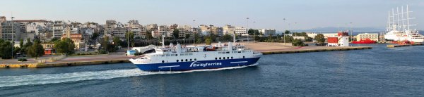 Die konventionelle Fähre Achaios der Saronischen Fähren verlässt den Hafen von Piräus