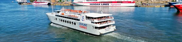 Die konventionelle Fähre Antigoni von Saronic Ferries beim Verlassen des Hafens von Piraeus