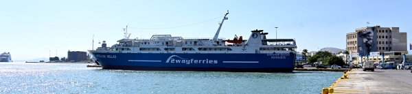 Die konventionelle Fähre Apollon Hellas von Saronic Ferries am Tor E8 des Hafens von Piräus