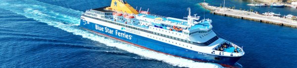 Die konventionelle Fähre Blue Star Chios bei der Ankunft im Hafen von Tourlos in Mykonos