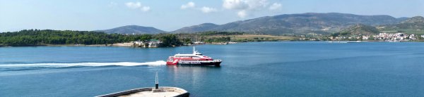 Die konventionelle Fähre Express Skiathos von Hellenic Seaways verlässt den Hafen von Volos