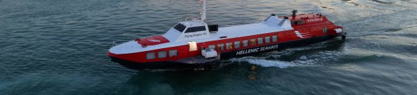 Das Hochgeschwindigkeitsschiff Flying Dolphin XIX von Hellenic Seaways beim Auslaufen aus dem Hafen von Piräus