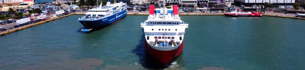 Die konventionelle Fähre Foivos von Saronic Ferries legt am Tor E8 des Hafens von Piräus an