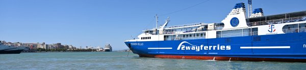 Die konventionelle Fähre Posidon Hellas von Saronic Ferries am Tor E8 des Hafens von Piräus
