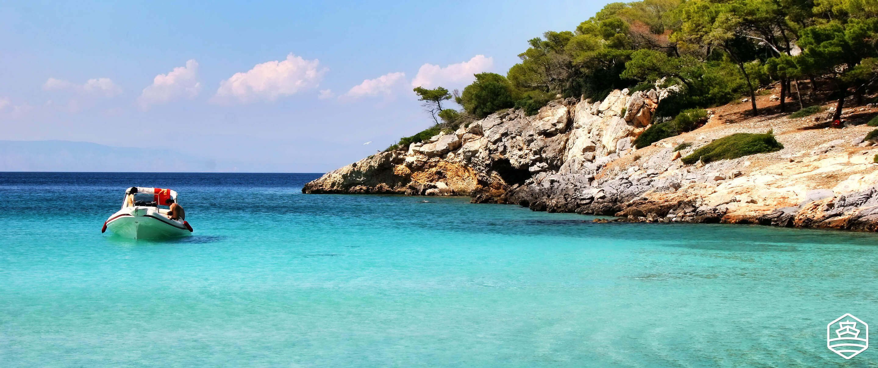 Les eaux magnifiques de la plage d'Aponisos à Agistri