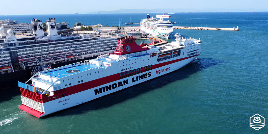 Die Fähre Knossos Palace fährt von Piräus nach Heraklion