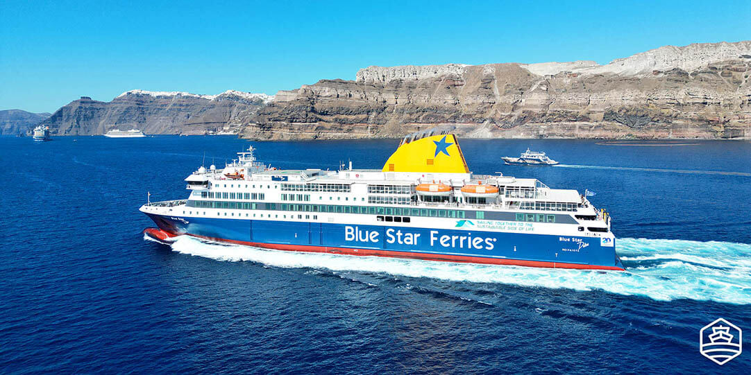 Le ferry Blue Star Delos partant de l'île de Santorin