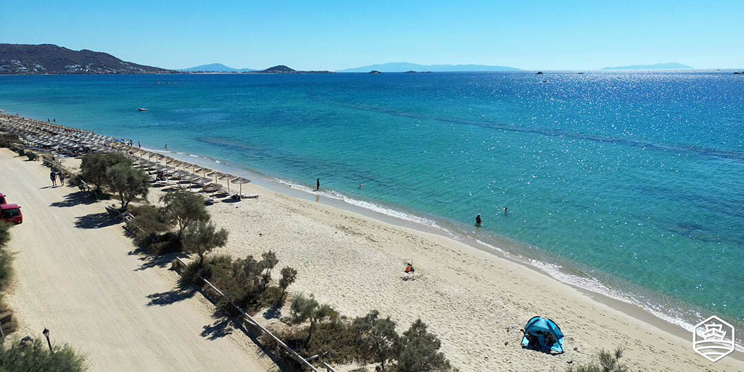 La longue plage de sable de Plaka à Naxos