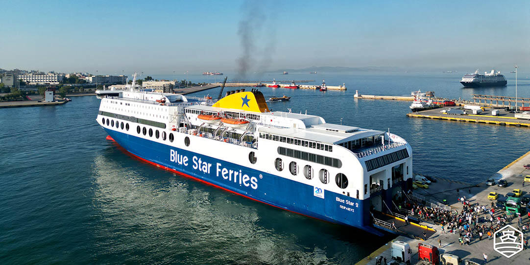Le ferry Blue Star 2 dans le port du Pirée