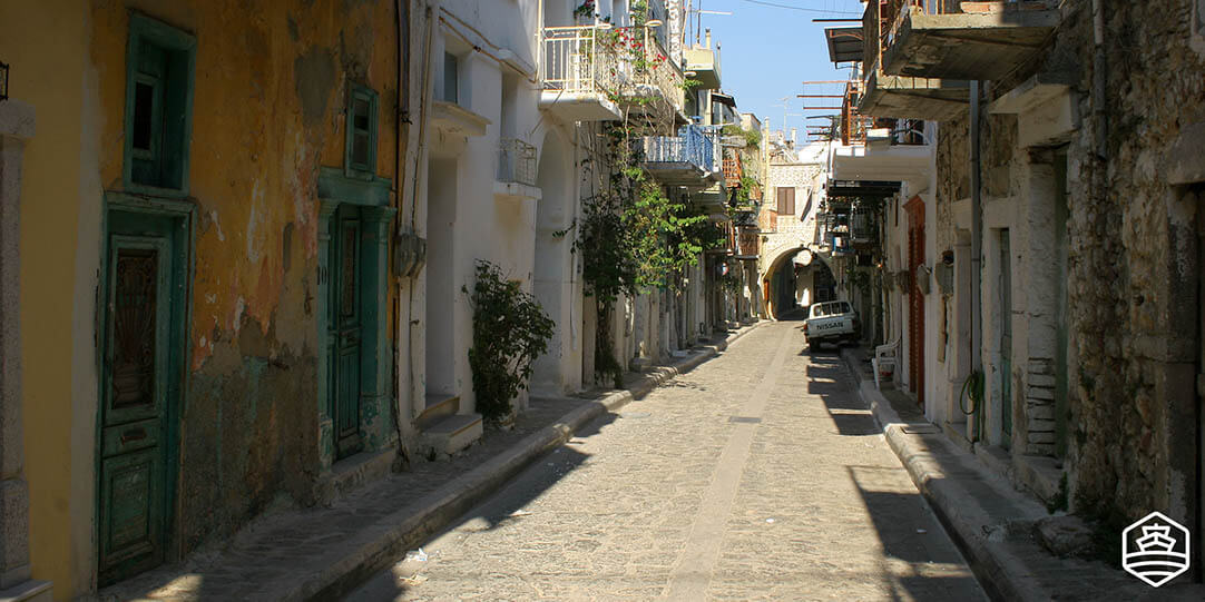 Une ruelle dans le village de Pirgi à Chios