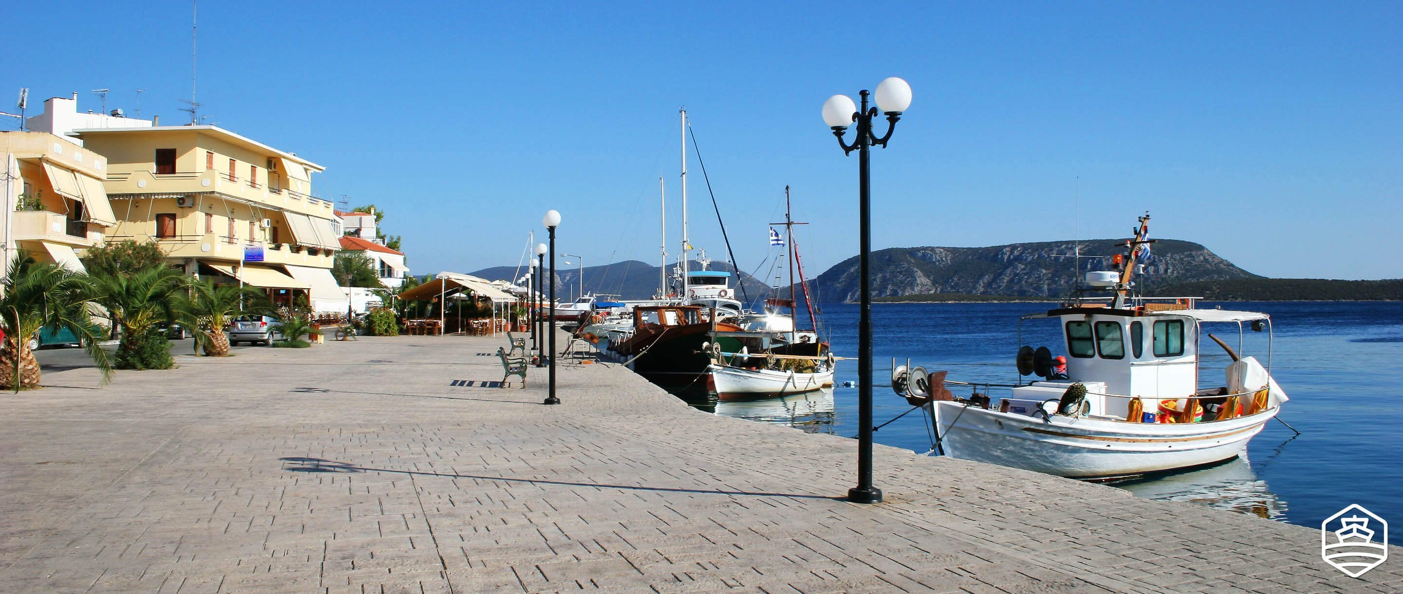 Το παραλιακό μέτωπο της παραλιακής πόλης της Ερμιόνης