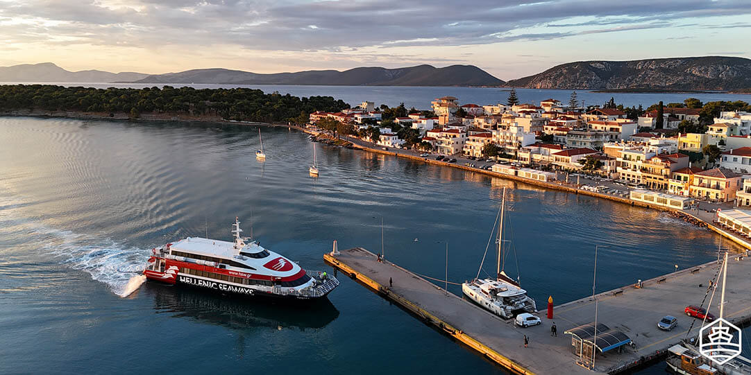Die Hochgeschwindigkeitsfähre Flying Cat 6 von Hellenic Seaways nähert sich dem Hafen von Ermioni