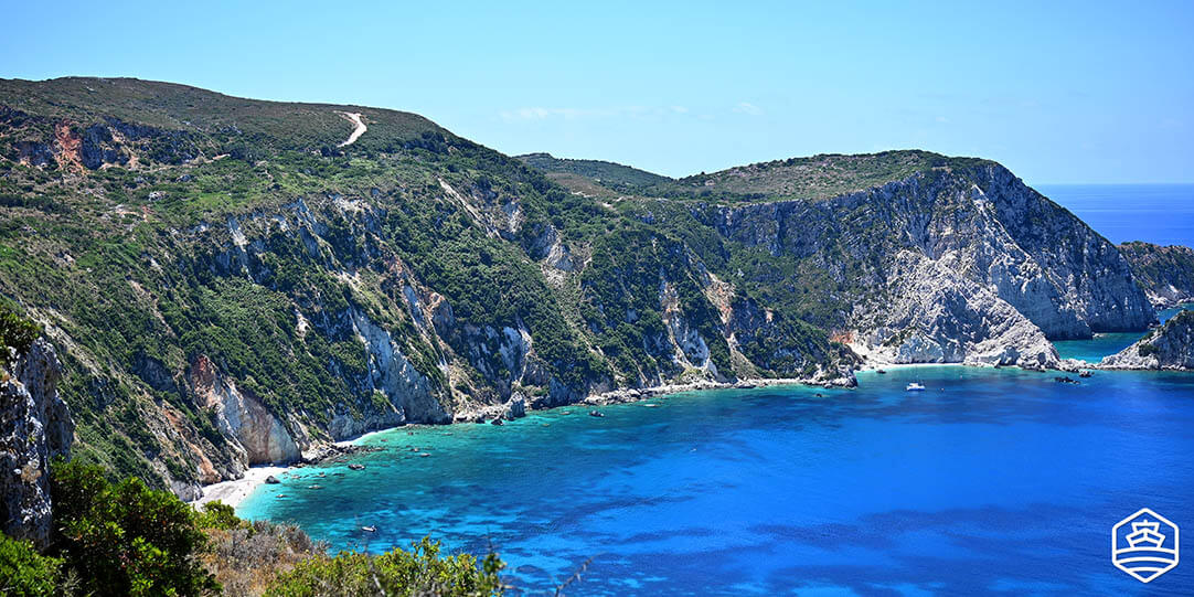 Τα γαλαζοπράσινα νερά της παραλίας Πετάνι στην Κεφαλονιά