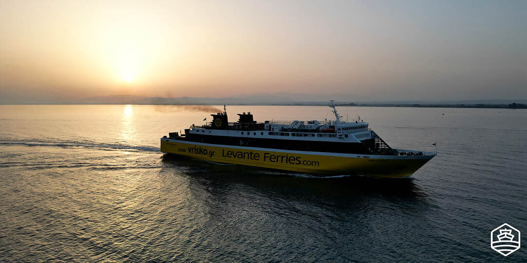 Le ferry Mare De Levante de Levante Ferries sous le coucher du soleil