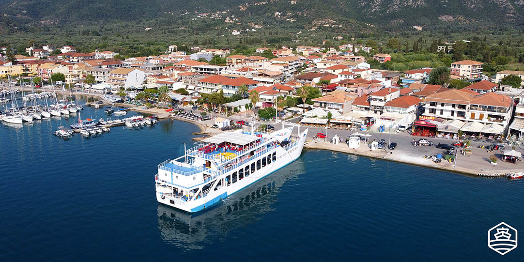 Blick von oben auf den Hafen von Nydri und eine festgemachte Fähre, Lefkada