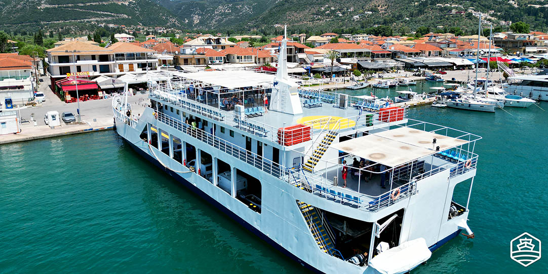Eine große Fähre im Hafen von Vassiliki, Lefkada