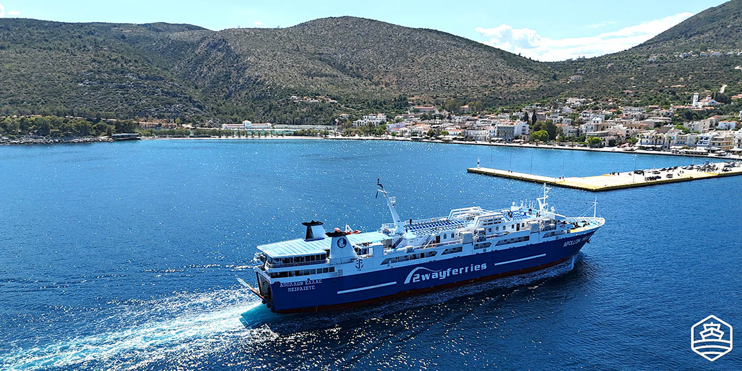 Le ferry Apollon Hellas de Saronic Ferrries arrive au port de Méthana