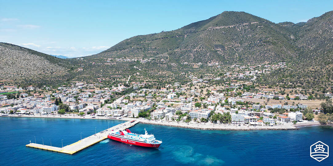 Le port et la ville de Methana