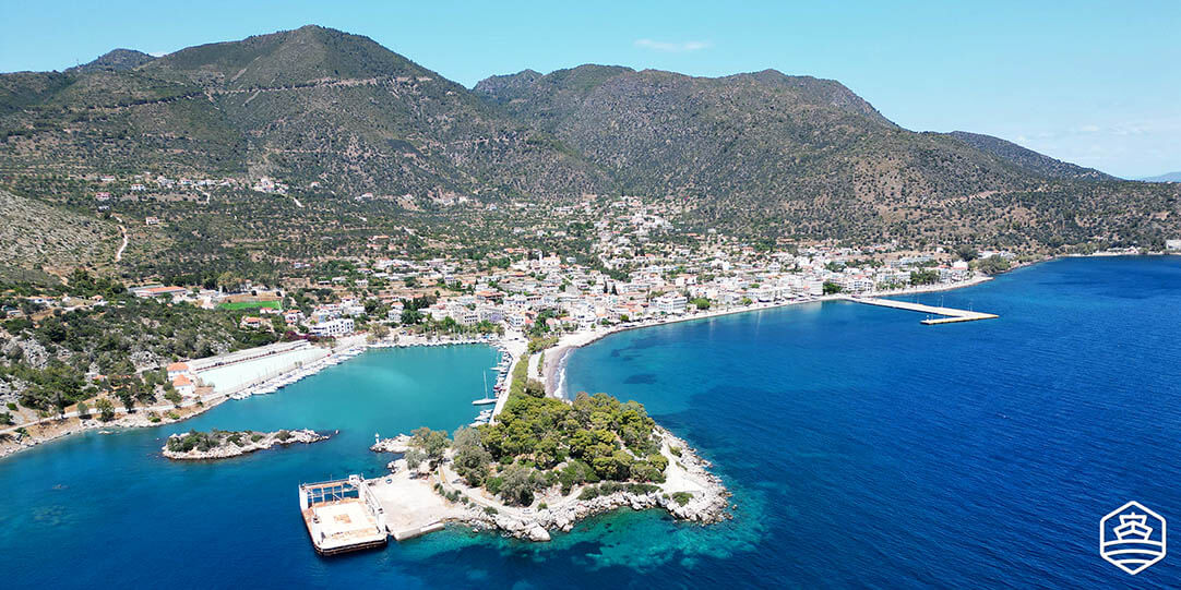 Vue aérienne de la ville de Méthana