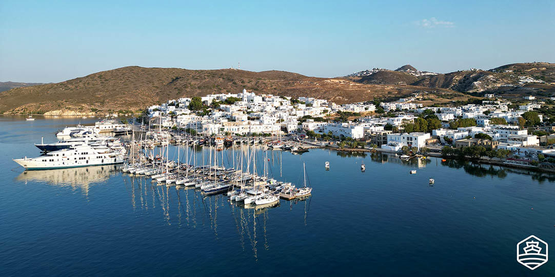 Vue aérienne du village d'Adamantas, avec son port et sa marina