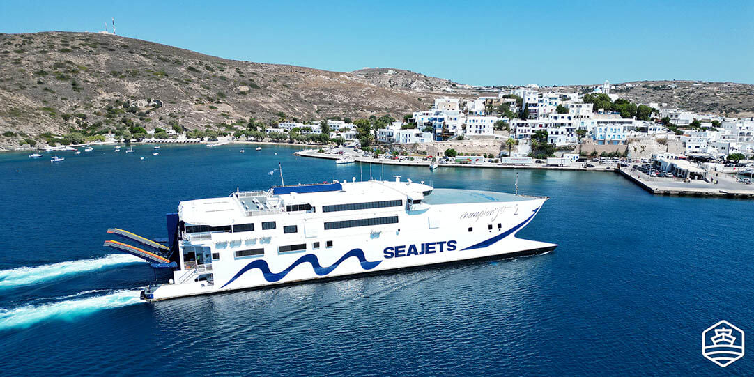 Le ferry à grande vitesse Champion Jet 2 de Seajets lors de son arrivée au port d'Adamantas à Milos