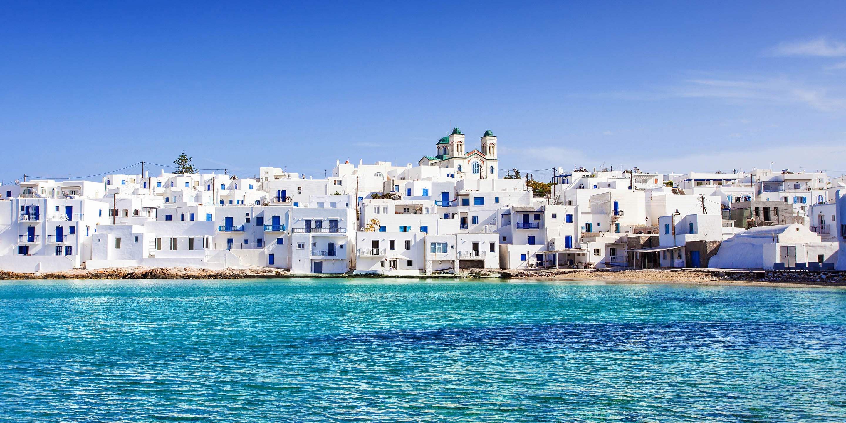 Das Dorf Naoussa auf Paros und seine weißen Häuschen am Meer