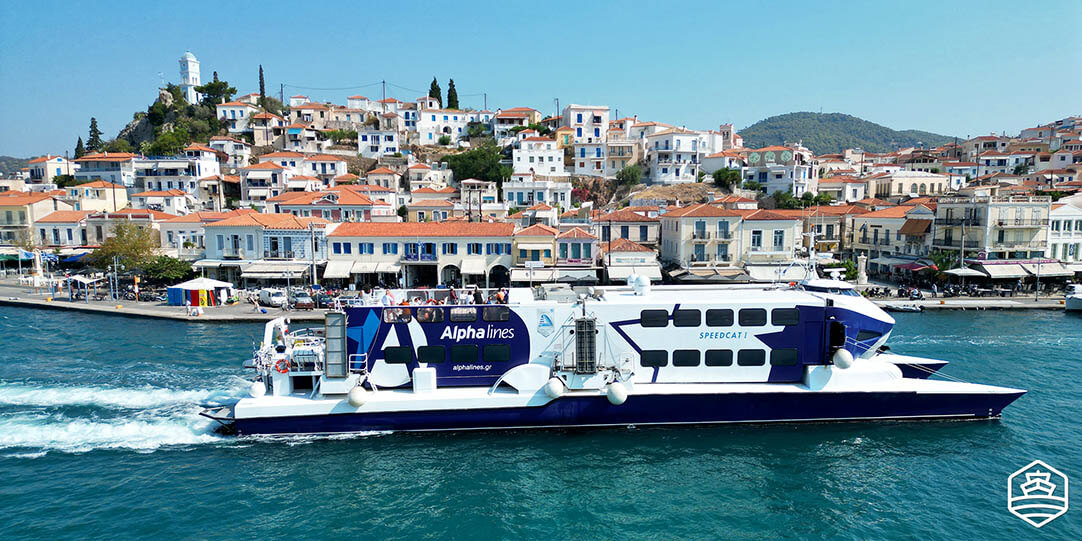 Die Fähre „Speedcat I“ von Alpha Lines erreicht den Hafen von Poros
