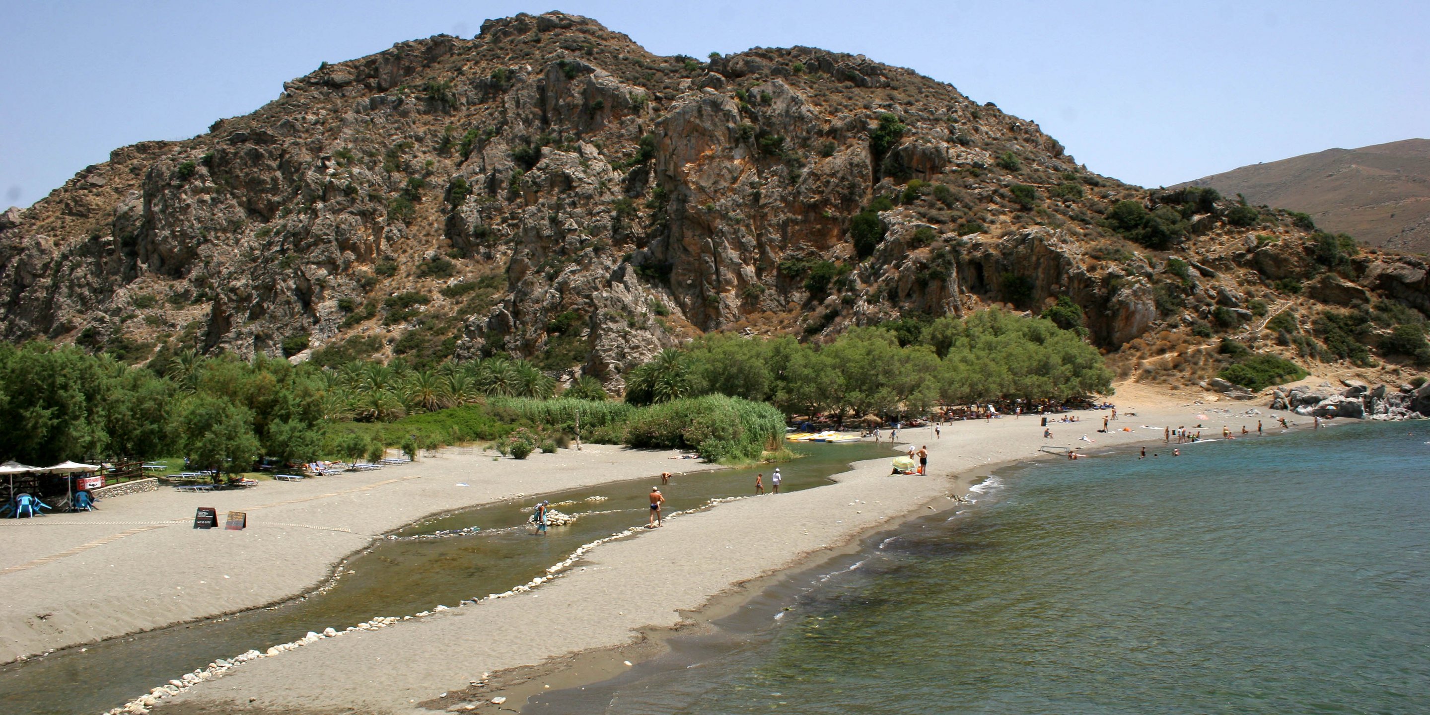 La plage et le lac de Preveli