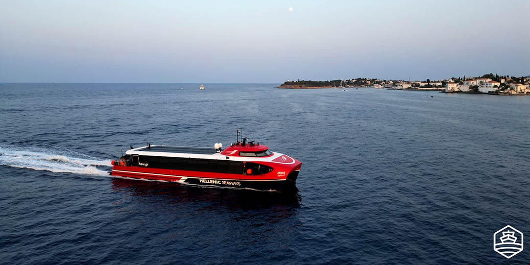 Un ferry à grande vitesse Aero de Hellenic Seaways à destination de Spetses