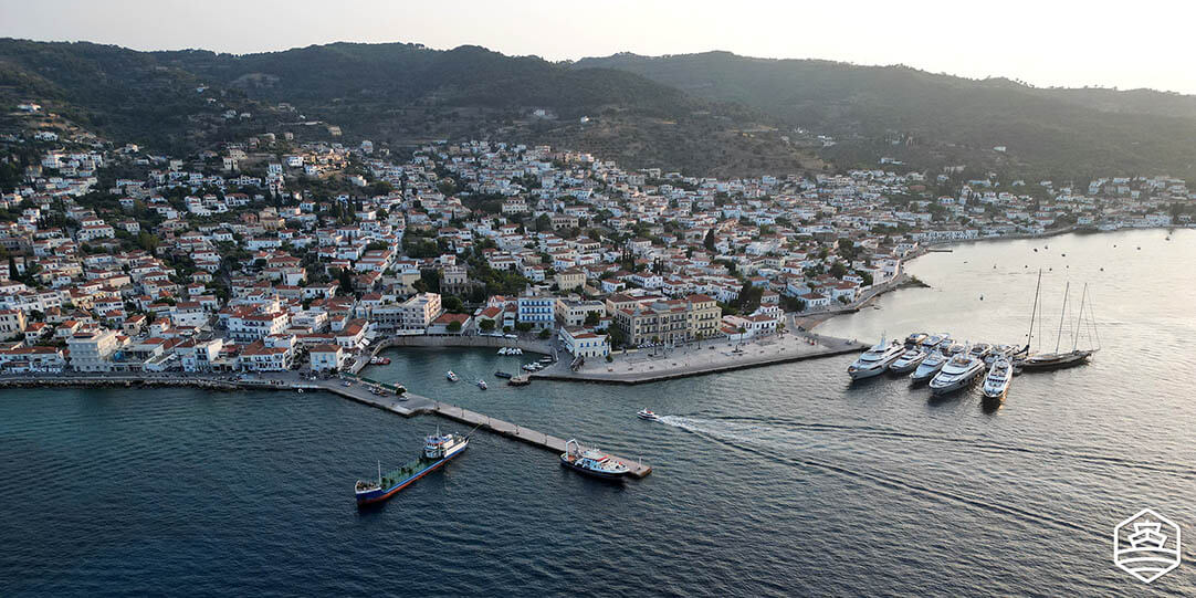 Vue aérienne du port et de la ville de Spetses
