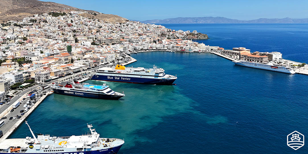 Der geschäftige Hafen von Syros in Ermoupolis
