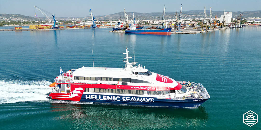 Die Flyingcat 6 von Hellenic Seaways segelt in der Nähe des Hafens von Volos
