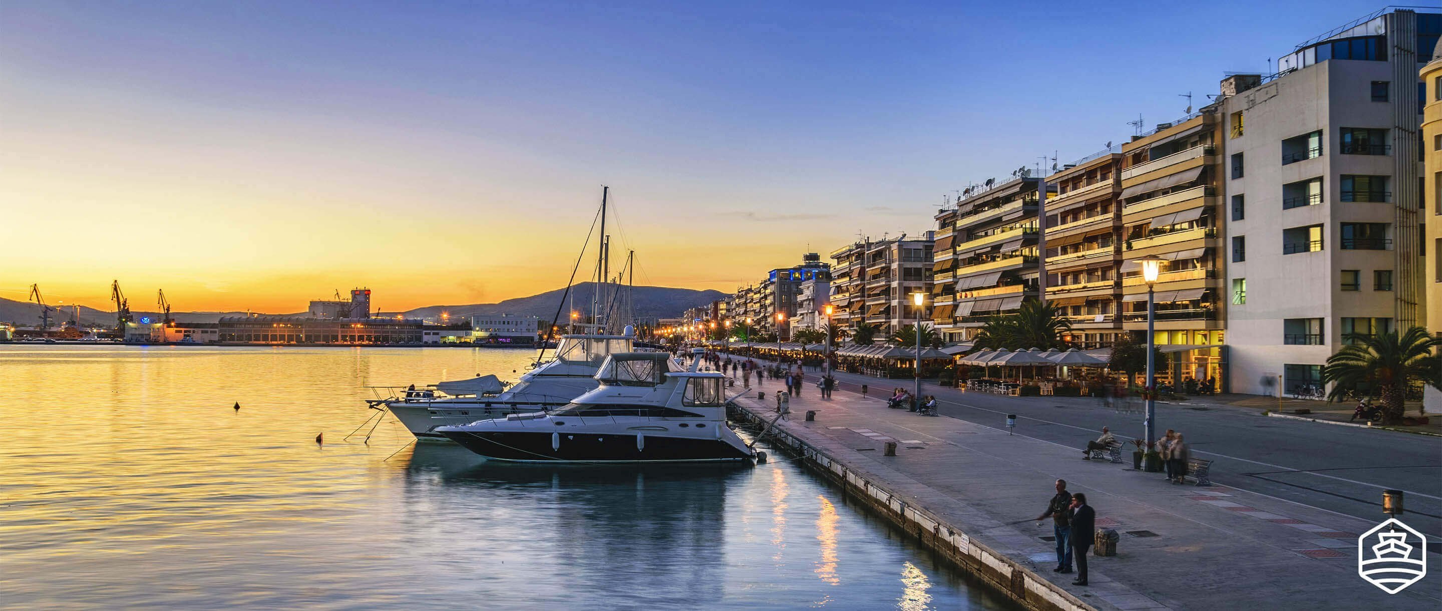 Η διάσημη παραλιακή περατζάδα της πόλης του Βόλου με όλες τις ταβέρνες