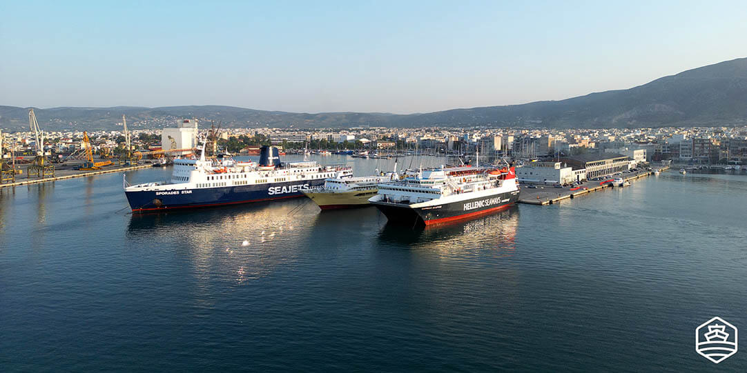 Viele große Fähren im geschäftigen Hafen von Volos