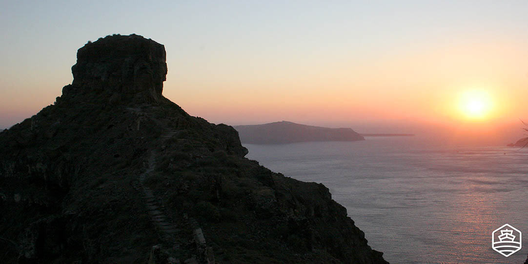 L'imponente roccia di Skaros a Imerovigli, Santorini