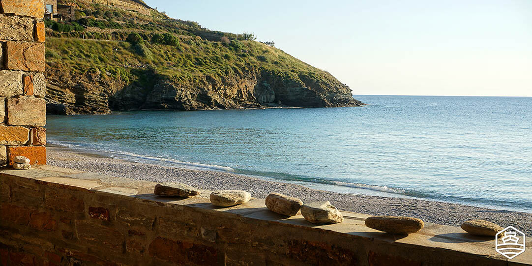 Eine wunderschöne Umgebung am Kampi-Strand südlich von Koundouros auf Kea
