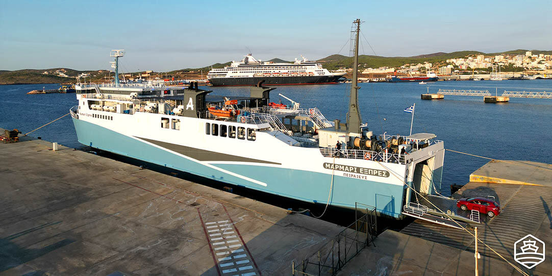 Die Fähre Marmari Express von Karystia im Hafen von Kea