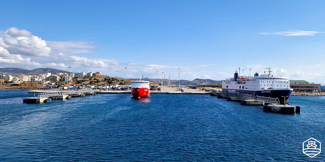 Fähren im Hafen von Lavrio