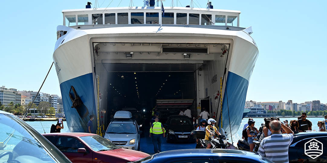 Autogarage auf der konventionellen Fähre Achaios von Saronic Ferries